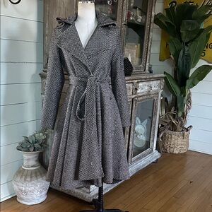 AKIRA CHICAGO HIGH LOW BELTED TRENCH COAT SMALL